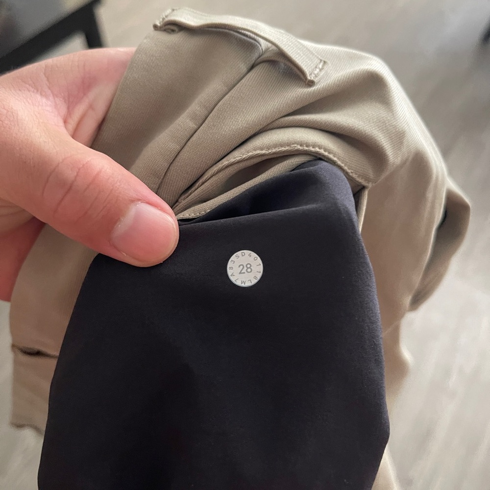 lululemon athletica Black and Tan Men Shorts Flat Front - Picture 5 of 13